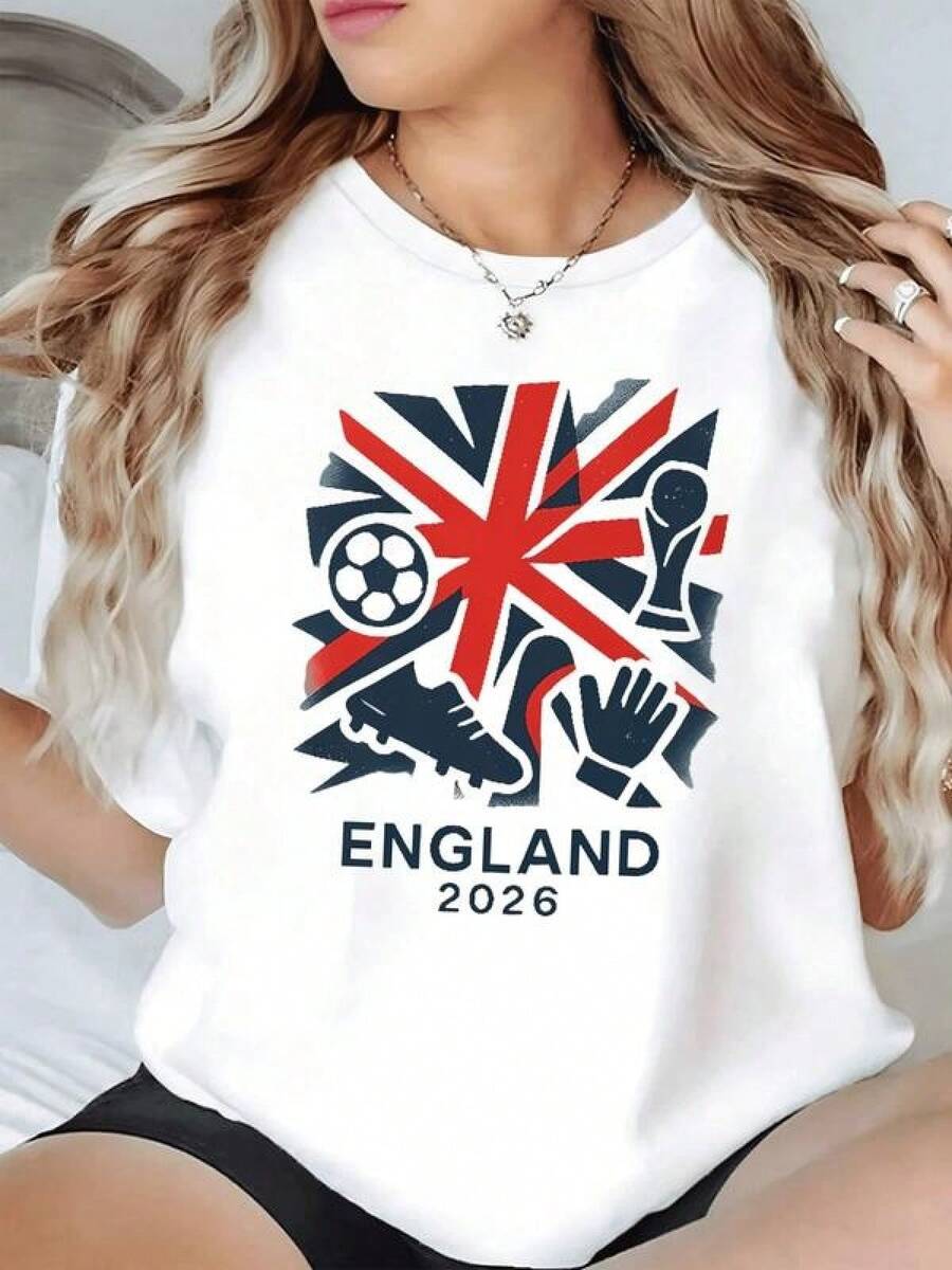 Símbolos que celebran la pasión por el fútbol en Inglaterra 2026 con una composición de balón trofeo guantes y botas que evocan unión y energía deportiva camiseta de mujer casual cómoda para fans del deporte - Negro - Ver 1