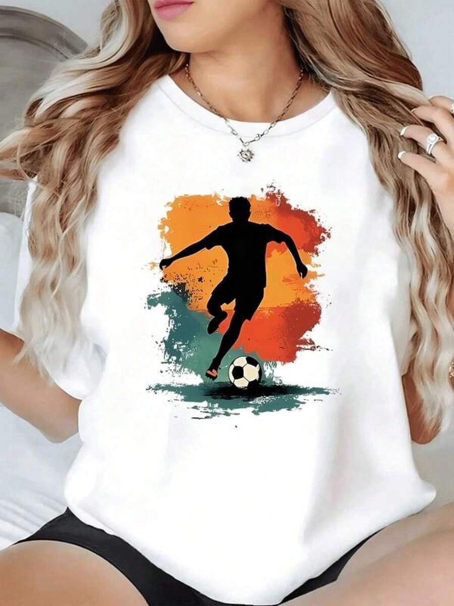Figura de un jugador de fútbol en movimiento frente a un fondo artístico con tonos cálidos que simbolizan pasión energía y libertad camiseta de mujer casual moderna y cómoda para uso diario - Negro - Ver 1