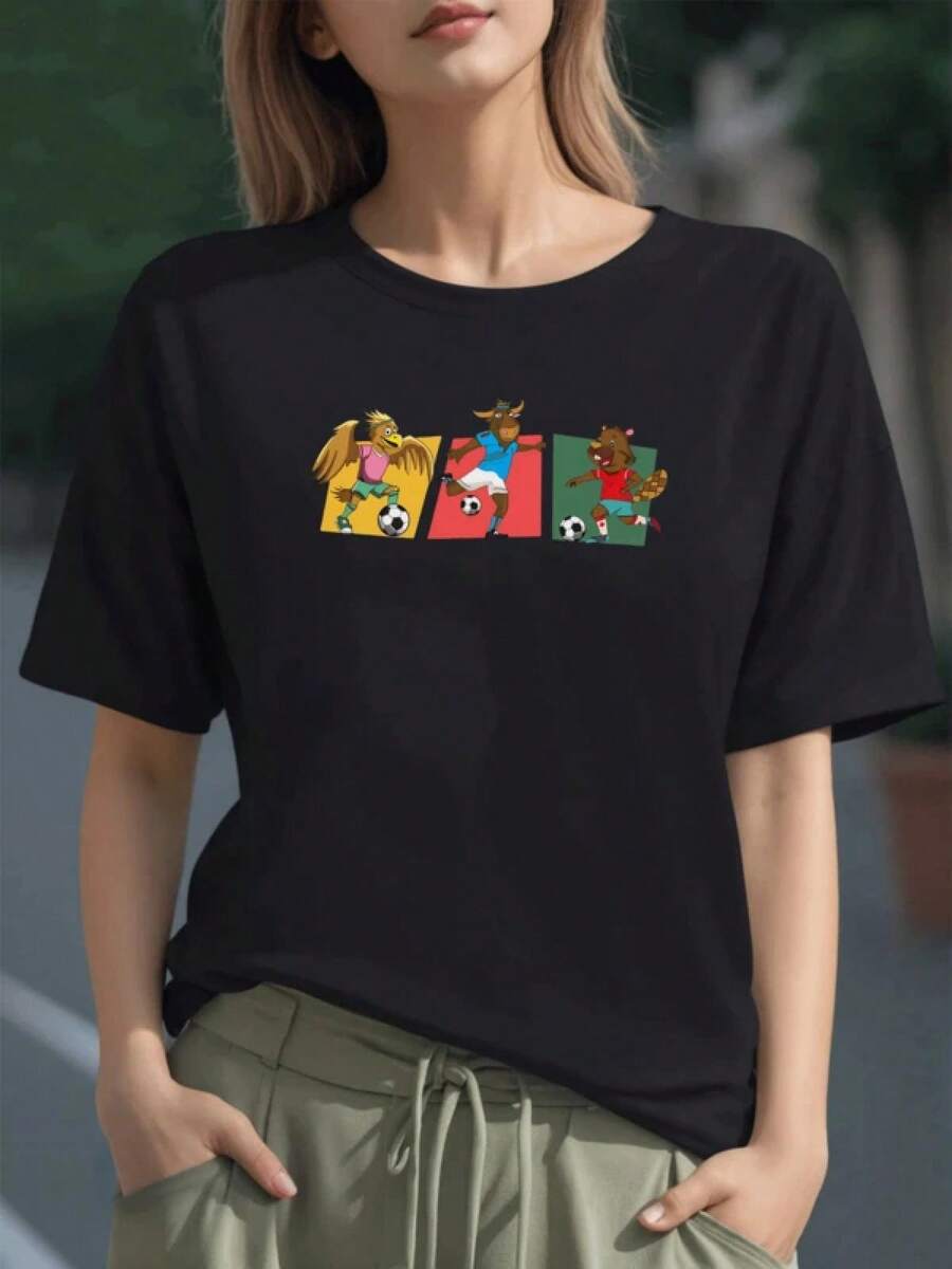 Tres animales jugando fútbol que expresan energía unión y diversión entre especies reflejando pasión deportiva y amistad en tonos vivos camiseta para mujer 100% algodón cómoda y moderna - Negro - Ver 1