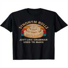 Camiseta exclusiva para el Día de la Independencia/Día del Padre con divertido juego de palabras gramatical - Sinónimos en movimiento_ Camiseta negra retro con citas humorísticas, ideal para profesores de inglés, estudiantes y amantes de los libros - Camiseta informal de corte holgado - Lavable a máquina Regalo original_ Cuello redondo, ligeramente elástica, corte regular, apta para todas las estaciones - Negro - Ver 1