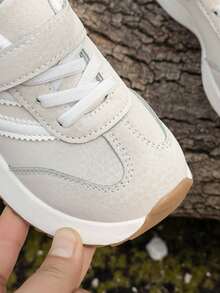 Zapatos deportivos casuales unisex para niños con diseño clásico versátil de bloques de color y cierre de gancho y bucle - Beis - Ver 5