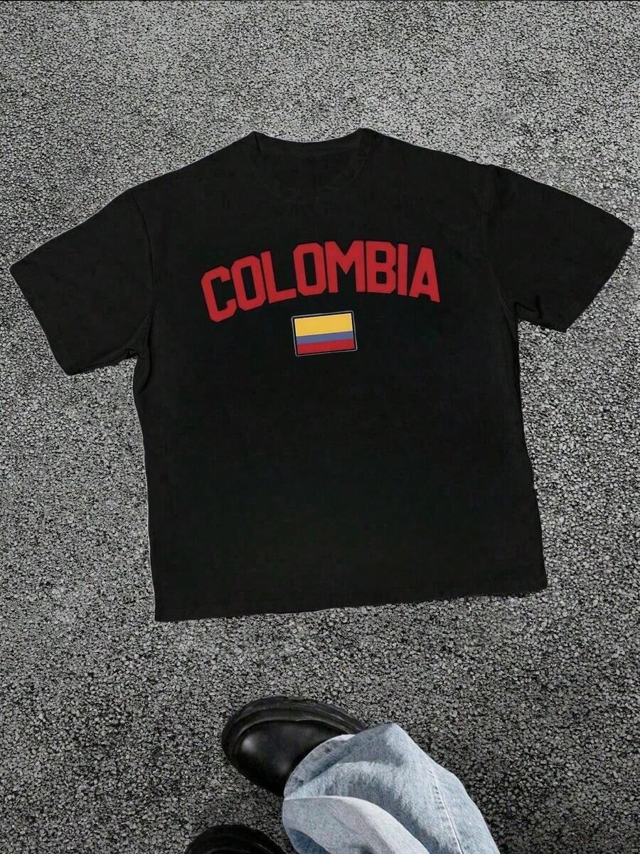 The Print Celebrates Colombian Pride And Identity, Displaying The Word COLOMBIA In Large Letters Alongside The National Flag, A Symbol Of Unity, Joy, And Vibrant Culture. This Women's T-Shirt Is 100% Cotton And Makes A Great Gift. It's A Stylish, Bohemian-Inspired Garment, Soft, Breathable, And Comfortable, Perfect For Spring, Summer, And Fall; Ideal For Vacations, Travel, And Everyday Wear. Perfect For Watching A Game. - 黑色 - 查看 1