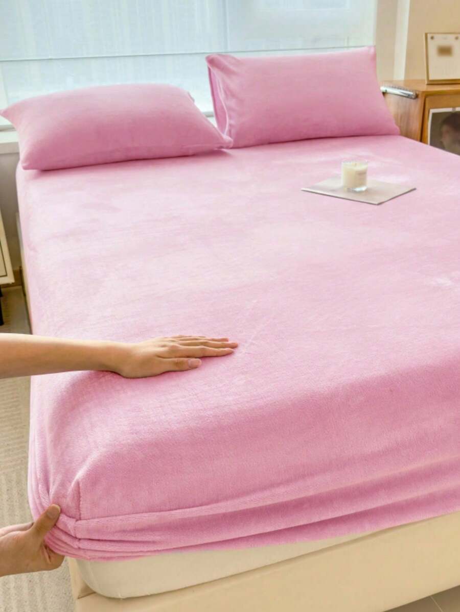 Solid Pink Skin-Friendly Soft Comfortable Warm Crystal Velvet Fitted Sheet 3 Pieces Set (1*Fitted Sheet + 2*Pillowcases), Machine Washable, Suitable For Bedroom & Guest Room, All Seasons - Pink - View 1
