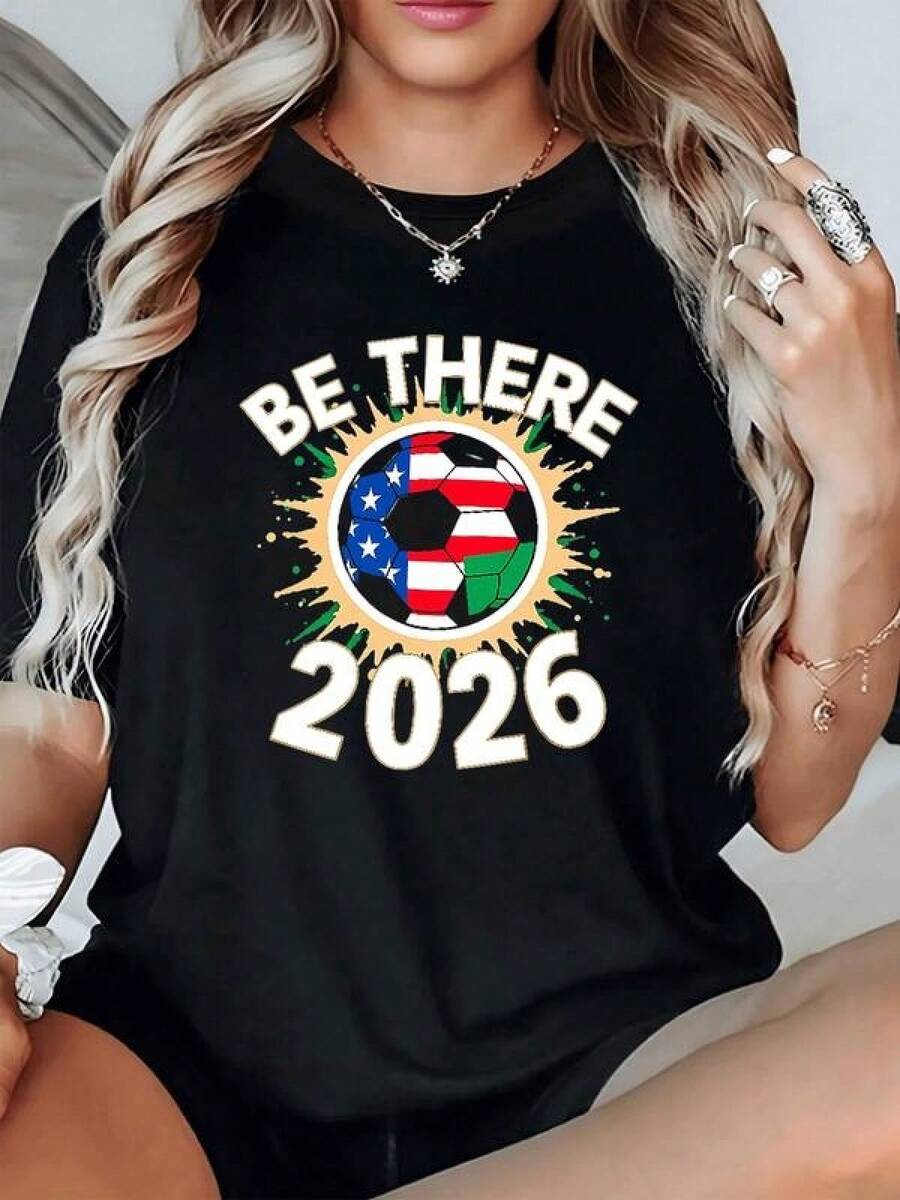 Balón con banderas que simboliza la unión de países para el gran evento del fútbol 2026 y la energía compartida entre culturas camiseta de mujer cómoda para uso casual y espíritu deportivo - Negro - Ver 1