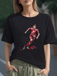 Jugador de fútbol en movimiento con energía y pasión sobre fondo artístico rojo con cruces blancas simbolizando fuerza y unidad camiseta para mujer de toque moderno y tela suave 100% algodón - Negro - Ver 6