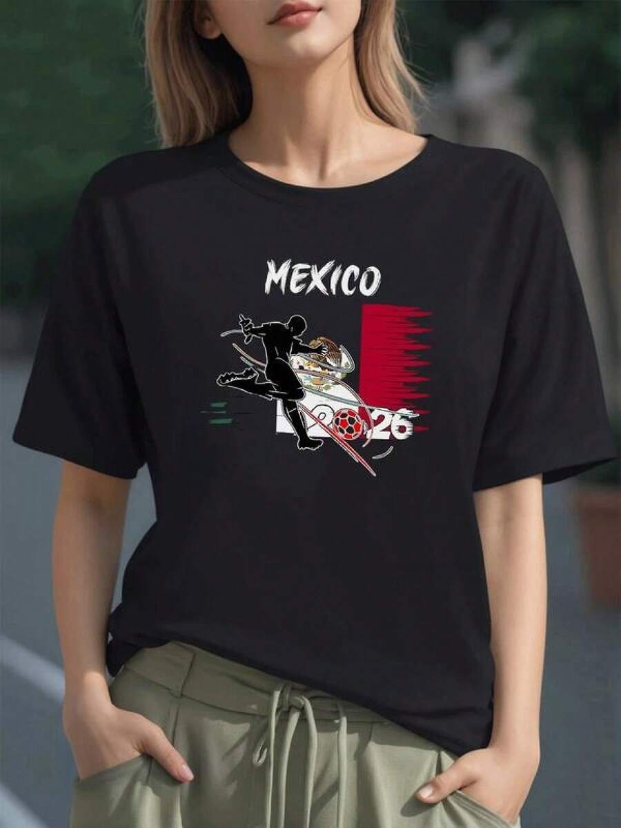 Jugador de fútbol en movimiento con bandera de México y balón del 2026 que simboliza la pasión por el deporte y el orgullo nacional camiseta para mujer 100% algodón - Negro - Ver 1