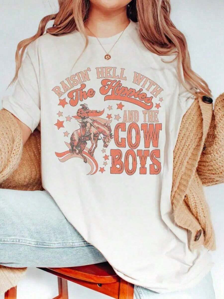 ropa de mujer, Estampado de vaquero del oeste, Diseño con la frase "Raisin' Hell With The Hippies And The Cowboys", Estilo vintage, Camiseta casual de manga corta 100% algodón para mujeres con curvas, Camisetas gráficas para mujer, Tops, Conjuntos de verano, camisas de mujer - Blanco - Ver 1