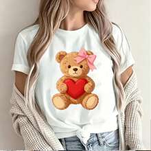 adorable teddy bear with pink bow holding red heart cute cartoon style soft fluffy texture perfect for women's short sleeve t-shirt design charming and sweet aesthetic appealing to female shoppers in Mexico fashion  cozy and cuddly vibe romantic and playful theme ideal for Valentine's Day or everyday wear stylish and y print option for casual clothing collection attractive and eye-catching pattern choice for apparel industry popular and sought-after graphic design element for textile products modern and fashionable illustration suitable for online retail market appealing and desirable image for customer purchase decision making high-quality and detailed artwork for commercial use visually appealing and marketable design  for product branding and marketing strategy - Blanco - Ver 6