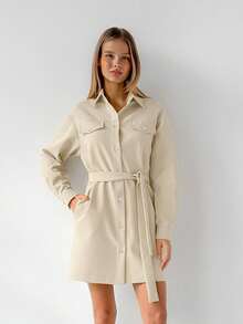 Vestido vintage estilo oficina color caqui, cuello solapa, hombros caídos, bolsillos y cinturón ajustable, ideal para otoño e invierno. - Caqui - Ver 1
