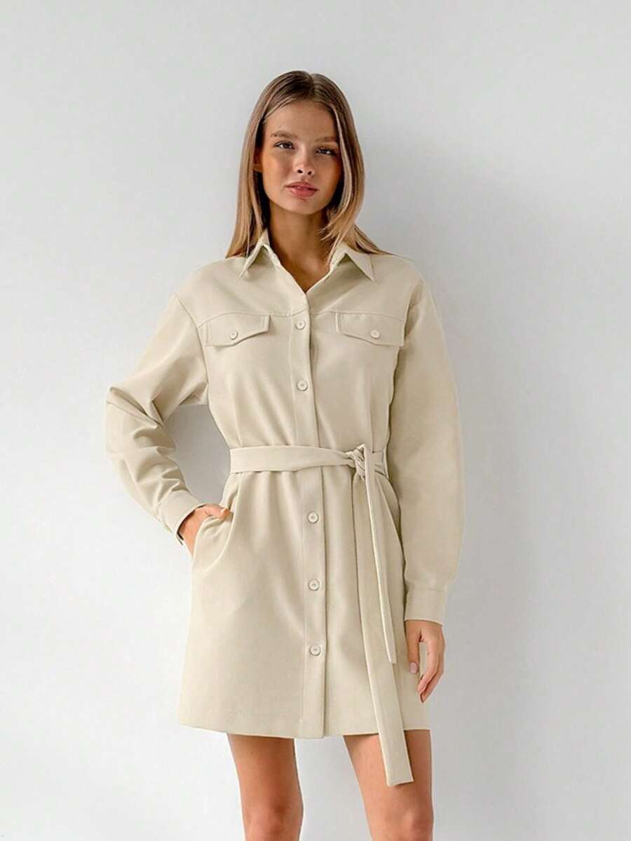 Vestido vintage estilo oficina color caqui, cuello solapa, hombros caídos, bolsillos y cinturón ajustable, ideal para otoño e invierno. - Caqui - Ver 1