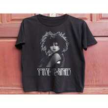 Camiseta Vintage de Siouxsie and the Banshees - Una camiseta vintage flexible que exhibe el famoso emblema de Siouxsie y el arte de Banshees. Camiseta unisex de manga corta, perfecta para conciertos, - Negro - Ver 2