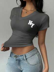 Camiseta de cuello en V con pliegues, estilo minimalista casual, con estampado del logo de Nueva York NY, adecuada para el verano, la vuelta al colegio, el estilo universitario y el estilo "old money" para la fiesta de bienvenida - Gris Oscuro - Ver 9