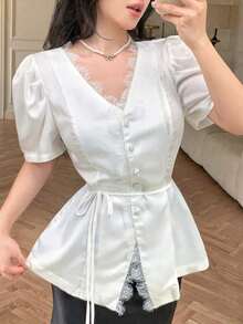 Blusa de satén con cuello en V, parche de encaje y mangas con volantes - Blanco - Ver 5