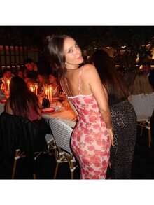 Vestido de mujer color rosa con estampado floral, tirantes finos con encaje, escote en V, corte ajustado midi ideal para fiestas nocturnas, cenas elegantes y verano, estilo sexy romántico con detalles de ribete - Rojo - Ver 2