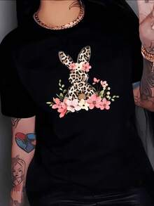 Conejo con patrón de leopardo rodeado de flores rosadas simboliza la mezcla de fuerza y ternura representando la conexión con la naturaleza y la confianza femenina camiseta de mujer casual moderna cómoda - Negro - Ver 8