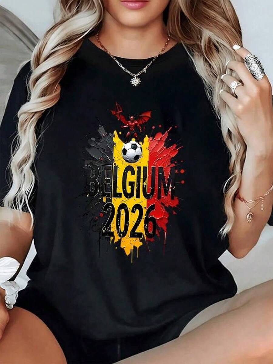 Símbolo vibrante con bandera belga en tonos rojo amarillo y negro acompañado por un balón de fútbol y una figura alada que representa fuerza pasión y esperanza hacia el torneo 2026 camiseta de mujer casual cómoda ideal para mostrar apoyo deportivo - Negro - Ver 1