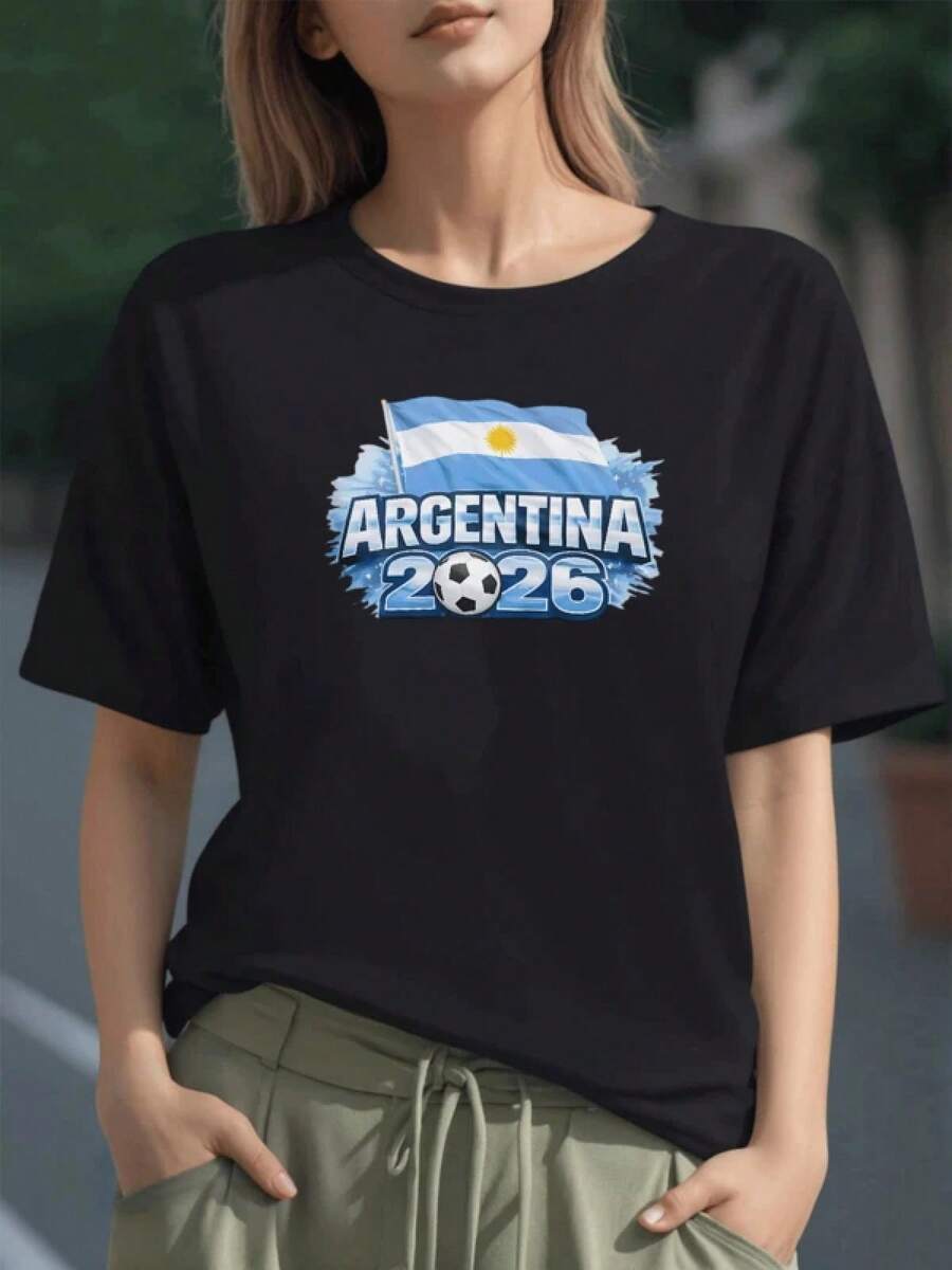 Bandera argentina ondeando sobre balón y número 2026 simbolizando espíritu deportivo y orgullo nacional camiseta para mujer 100% algodón - Negro - Ver 1