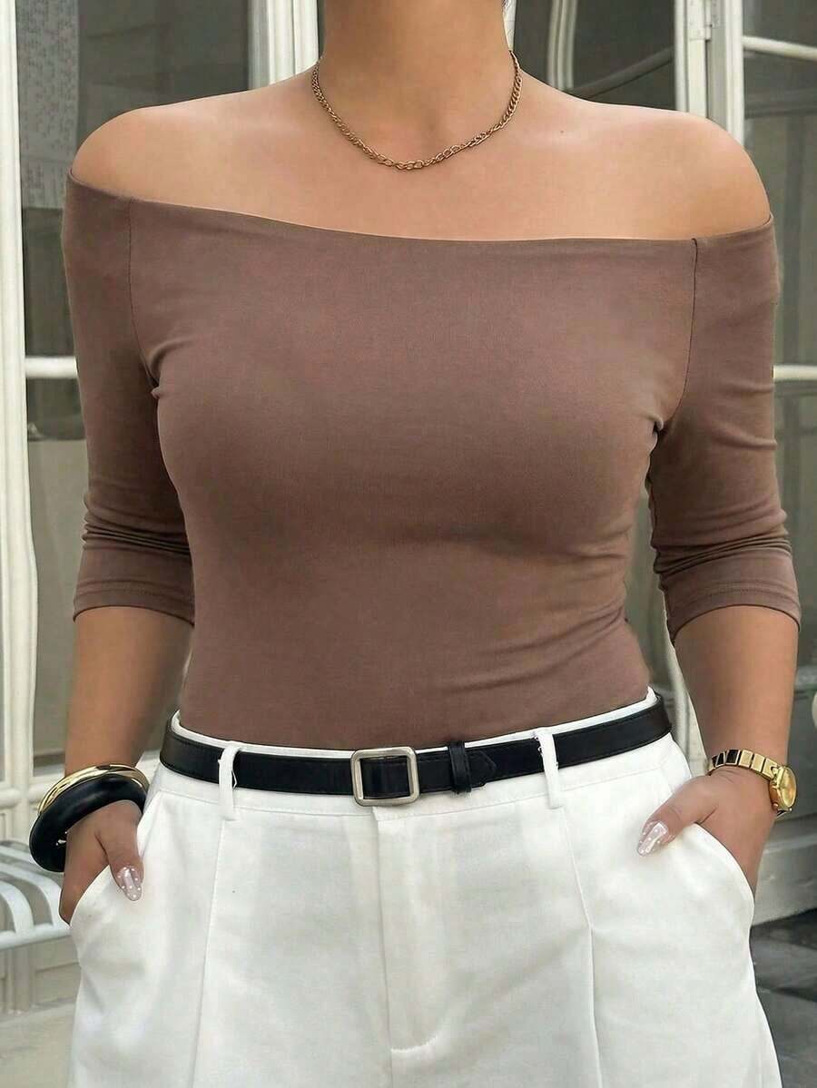 Curve Camiseta de verano elegante y ajustada de unicolor con hombros descubiertos para tallas grandes - Marrón - Ver 1