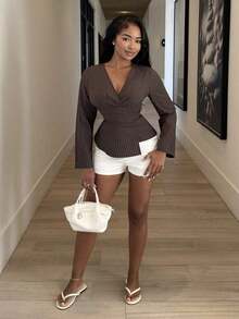 Blusa de rayas marrones, blusa de manga acampanada, blusa cruzada a rayas para mujer - Blusa de manga larga con cuello en V y detalle de botón dorado, blusa cruzada, blusa de peplum para el trabajo, estilo básico corporativo, estilo de lujo tranquilo, ropa de trabajo minimalista, blusa elegante de oficina para mujer con cuello en V a rayas, manga larga, bajo plisado asimétrico, simple y de moda, estilo de dinero antiguo, adecuada para uso diario, salir, ir al trabajo, otoño/invierno, blusa marrón - Marrón - Ver 7