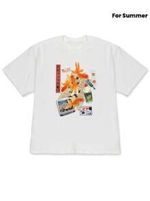 Camiseta de manga corta con hombros descubiertos, nueva colección Primavera/Verano 2026, estilo patchwork japonés con motivos de peces dorados, periódicos, bebidas, televisor pequeño y etiquetas japonesas (incluyendo la combinación de "Cámara de Vigilancia en Funcionamiento", "No Fumar" y etiquetas con el símbolo "+157"). - Blanco - Ver 1