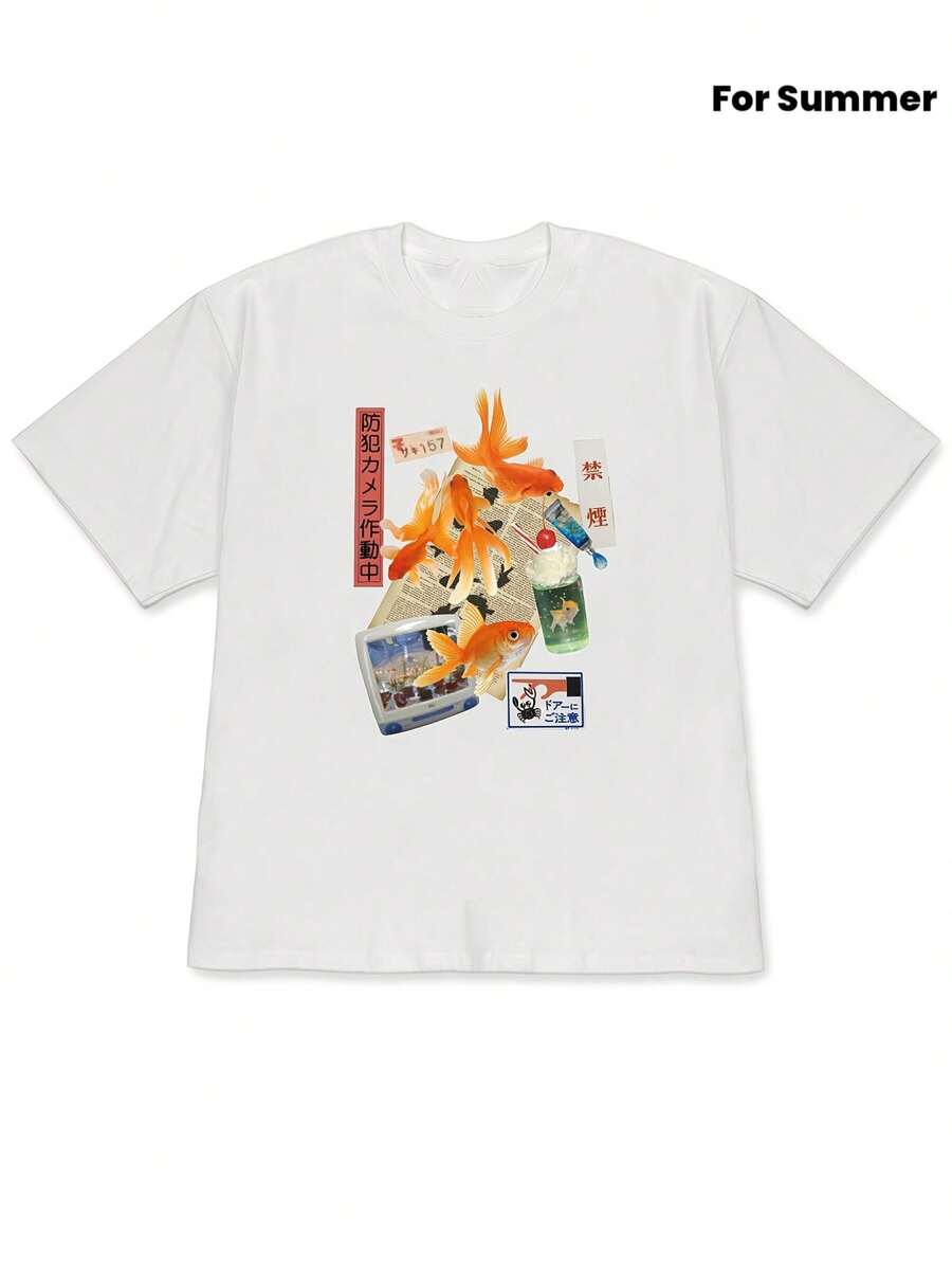 Camiseta de manga corta con hombros descubiertos, nueva colección Primavera/Verano 2026, estilo patchwork japonés con motivos de peces dorados, periódicos, bebidas, televisor pequeño y etiquetas japonesas (incluyendo la combinación de "Cámara de Vigilancia en Funcionamiento", "No Fumar" y etiquetas con el símbolo "+157"). - Blanco - Ver 1