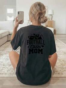 Camiseta de manga corta informal para mujer, ideal para vacaciones de verano, [estampado de doble cara], ropa casual holgada para primavera/verano, color verde oliva, con las palabras "FOOTBALL AND Cheer MOM" estampadas en la parte delantera y patrones de balones de fútbol y pompones de animadora. Camiseta de manga corta con cuello redondo - Negro - Ver 2