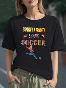 Figura colorida que muestra a una jugadora pateando un balón rodeada de fuego y energía vibrante simbolizando pasión y determinación en el fútbol camiseta para mujer 100% algodón cómoda y moderna - Negro - Ver 6
