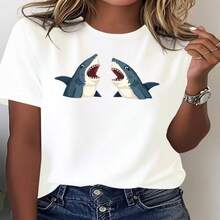 Camiseta casual blanca de algodón para mujer con estampado de tiburón, manga corta, cuello redondo, corte regular. - Blanco - Ver 1