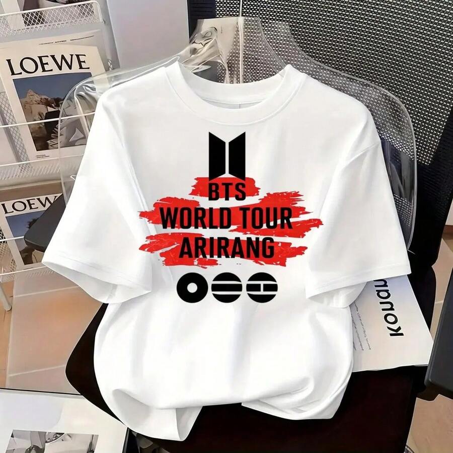 Playera oversize unisex con estampado World Tour Arirang, manga corta, cuello redondo, color blanco, casual urbana - Blanco - Ver 1