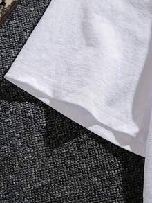 Camiseta negra de cuello redondo, estampada con motivos de luna y mariposas, adecuada para uso casual. - Blanco - Ver 2