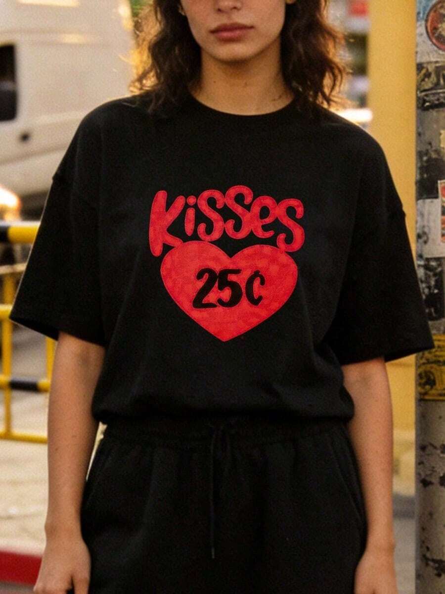 Women's Summer Clothes, Soft And Casual Cotton T-Shirt With Round Neck, Conveys A Relaxed And Sweet Atmosphere, Kisses 25℃ Print Pattern. White. - 黑色 - 查看 1
