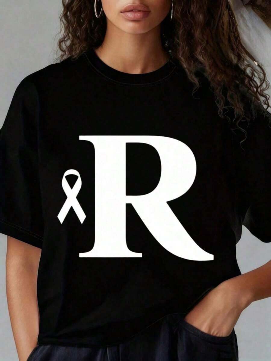 Black T-Shirt With White Ribbon And The Letter R Design For Breast Cancer Awareness. Fun Prints Are Suitable For Family Gatherings, Christmas Parties, Sports Activities, Holiday Parties, Outings, Sports, And Other Holiday Gifts (220g). Fun Prints Are Ideal For Family Gatherings, Christmas Parties, Sports Activities, New Year's Eve Parties, Outings, Sports, And Other Holiday Gifts (220g). Women's T-Shirts - 黑色 - 查看 1