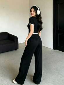 The Best Gift For Mother's Day: Women's 2-Piece Activewear Set With A Round Neck, Short-Sleeved Top, And Long Pants. A Minimalist, Solid-Color Short-Sleeved Top And Pants Set. Casual Outfit. - 黑色 - 查看 5