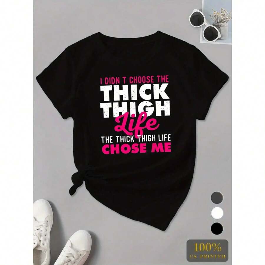 Camiseta de Mujer Talla Grande "Thick Thigh Life" - Casual y Deportiva, Manga Corta, Cuello Redondo, Poliéster, Lavable a Máquina, Disponible en Varios Colores, Cuello Redondo Negro. - Negro - Ver 1