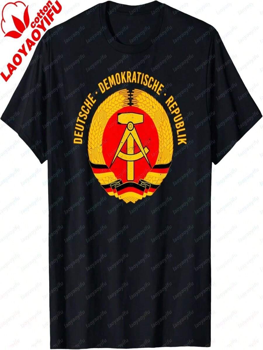 La camiseta de algodón luce el escudo de armas de la República Democrática Alemana (RDA), un martillo, una brújula, orejas y una corona, así como el logotipo Ossi del Ejército Nacional de Vietnam (NVA). - Negro - Ver 1