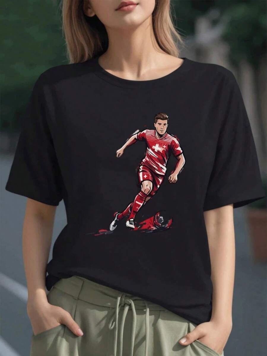 Jugador de fútbol en movimiento con energía y pasión sobre fondo artístico rojo con cruces blancas simbolizando fuerza y unidad camiseta para mujer de toque moderno y tela suave 100% algodón - Negro - Ver 1
