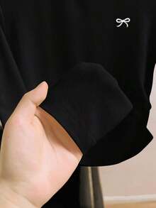 Camiseta casual de manga larga, cuello redondo, con estampado de lazo, color negro para mujer - Negro - Ver 4