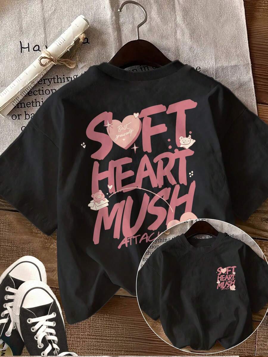 Camiseta de manga corta para mujer, estilo dulce y moderno, con estampado de corazón y letras rosas, 100% algodón, corte holgado, estampado de letras rosas en la parte delantera y trasera, top transpirable con diseño de letras, camiseta de manga corta moderna para mujer adulta, ideal para la temporada de regreso a clases, adecuada para actividades al aire libre, regalo ideal. - Negro - Ver 1
