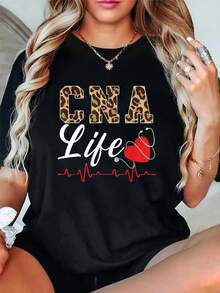 Camiseta de diseño sencillo para mujer con temática de CNA - Diseño de estampado de leopardo y corazón rojo con patrón de estetoscopio, camiseta casual de manga corta y cuello redondo para asistente de enfermería, tela negra cómoda y transpirable para el verano, estampado duradero, material suave,  de moda médica, creando una camiseta estampada personalizada. Elegante y práctica para el verano. - Negro - Ver 1
