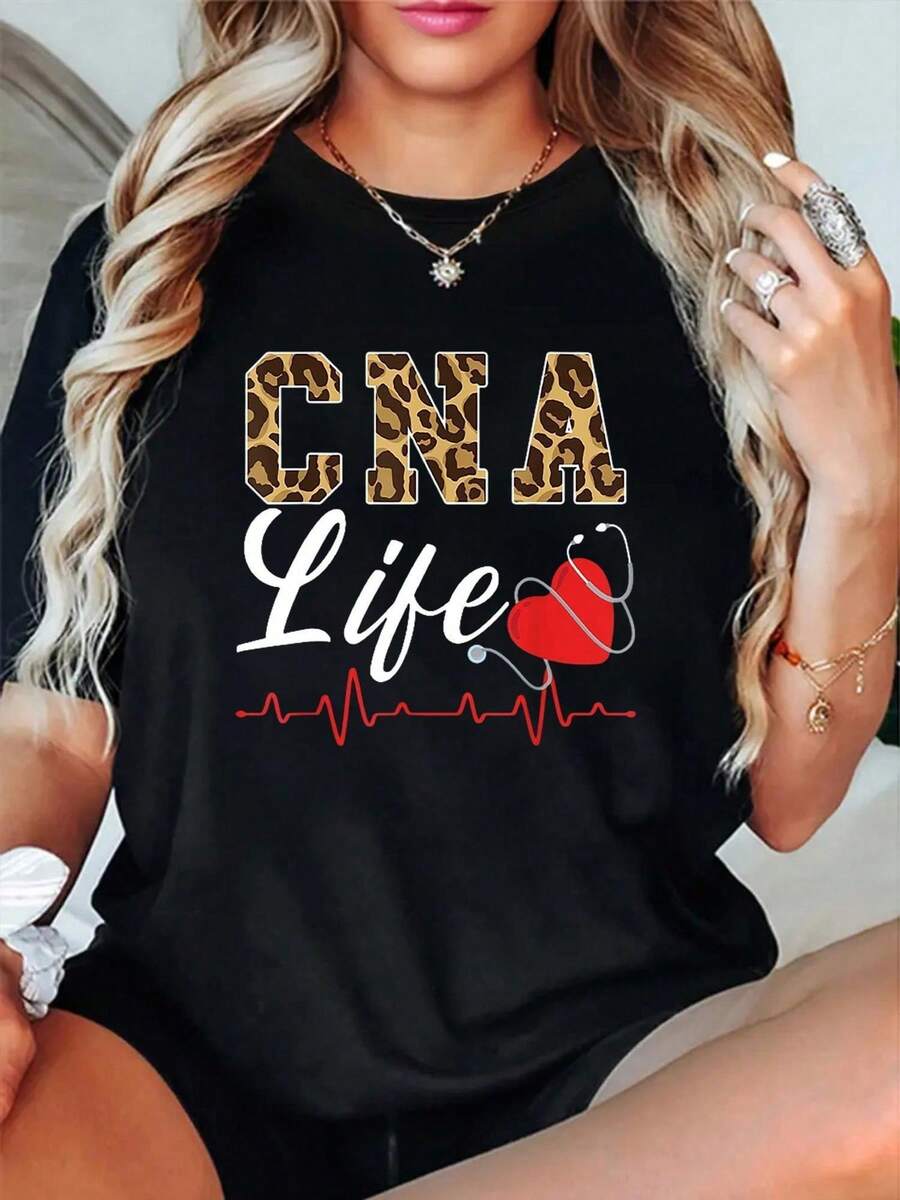 Camiseta de diseño sencillo para mujer con temática de CNA - Diseño de estampado de leopardo y corazón rojo con patrón de estetoscopio, camiseta casual de manga corta y cuello redondo para asistente de enfermería, tela negra cómoda y transpirable para el verano, estampado duradero, material suave, de moda médica, creando una camiseta estampada personalizada. Elegante y práctica para el verano. - Negro - Ver 1