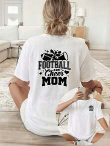 Camiseta de manga corta informal para mujer, ideal para vacaciones de verano, [estampado de doble cara], ropa casual holgada para primavera/verano, color verde oliva, con las palabras "FOOTBALL AND Cheer MOM" estampadas en la parte delantera y patrones de balones de fútbol y pompones de animadora. Camiseta de manga corta con cuello redondo - Blanco - Ver 1