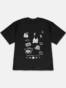 Camiseta de manga corta con hombros caídos, nueva colección Primavera/Verano 2026, que presenta ilustraciones dibujadas a mano de una pizarra, una copa de vino, una tira adhesiva, un gato negro, una cinta de casete, un tocadiscos de vinilo y un sombrero a cuadros, combinadas con texto en inglés, íconos de control de reproducción y el logotipo "KKKK".Camiseta de manga corta con un estilo peculiar dibujado a mano al estilo japonés, cómoda y agradable al tacto, adecuada para salidas diarias para los fans del estilo peculiar dibujado a mano japonés.camisas de mujer sudaderas para mujer sueter blusa casual mujer verano vestidos de graduación - Negro - Ver 1