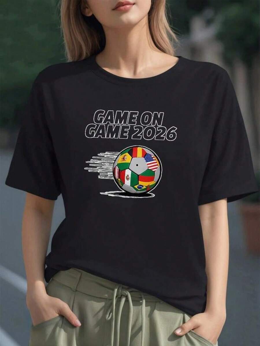 Balón con banderas de México Estados Unidos Brasil España y más representando unión y pasión por el fútbol rumbo al torneo 2026 camiseta para mujer 100% algodón - Negro - Ver 1