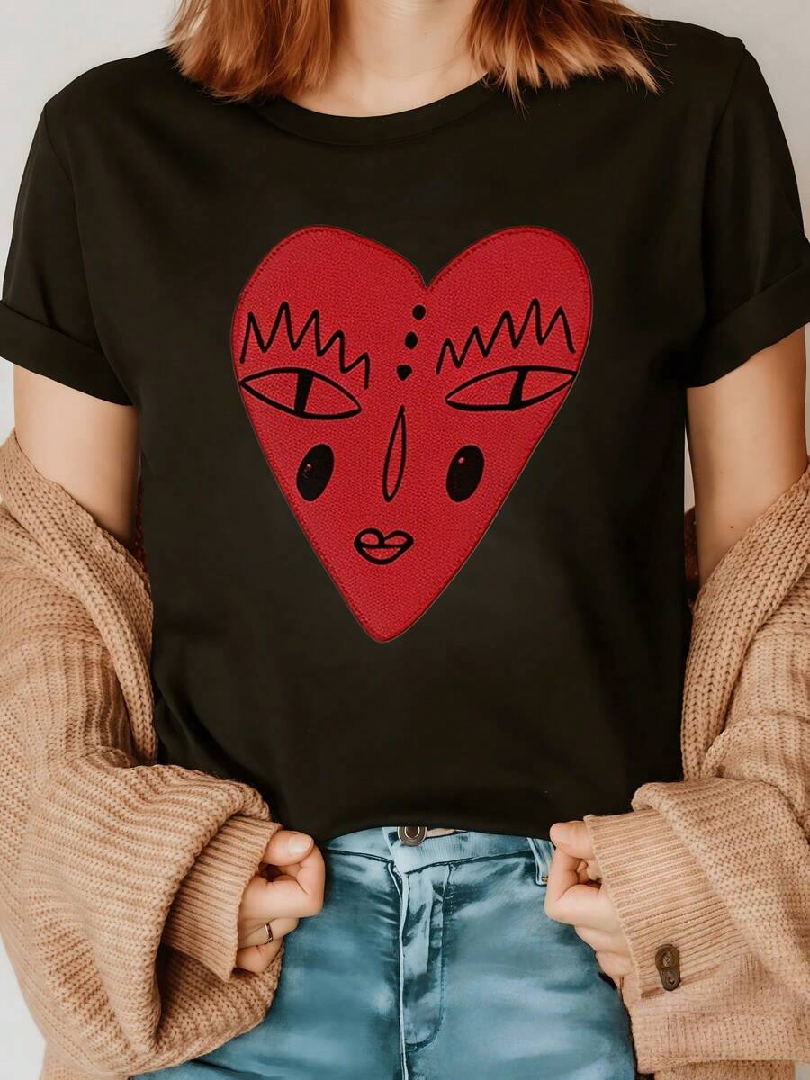 Red Heart With Symbolic Face Expressing Duality Between Love And Thought, Abstract Lines And Deep Gaze Conveying Modern And Mystical Energy. Elegant Casual Women's T-Shirt For Everyday Wear. - 黑色 - 查看 1