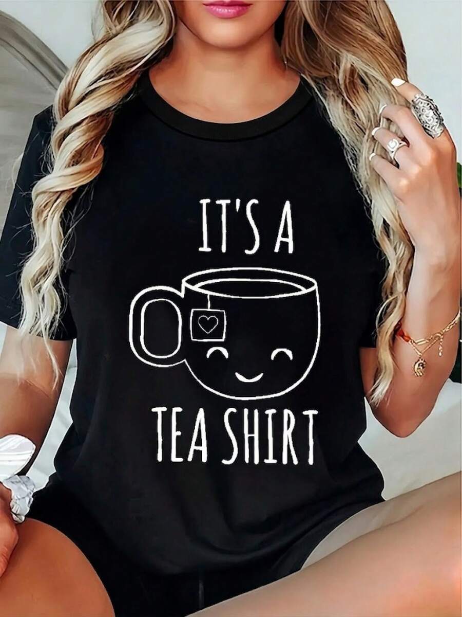 Plus Size Women's Casual Essential One-Piece Summer T-Shirt With "This Is A Tea-Stained Shirt" Print And A Smiling Teacup Design, Suitable For Tea Breaks And Leisure Time, Stylish Women's Clothing, Style: Round Neck, Short Sleeve, Loose Fit, A Gift For Yourself/Family/Partner/Friends, Fun Design, Soft Cotton Loungewear For Everyday Wear. - 黑色 - 查看 1