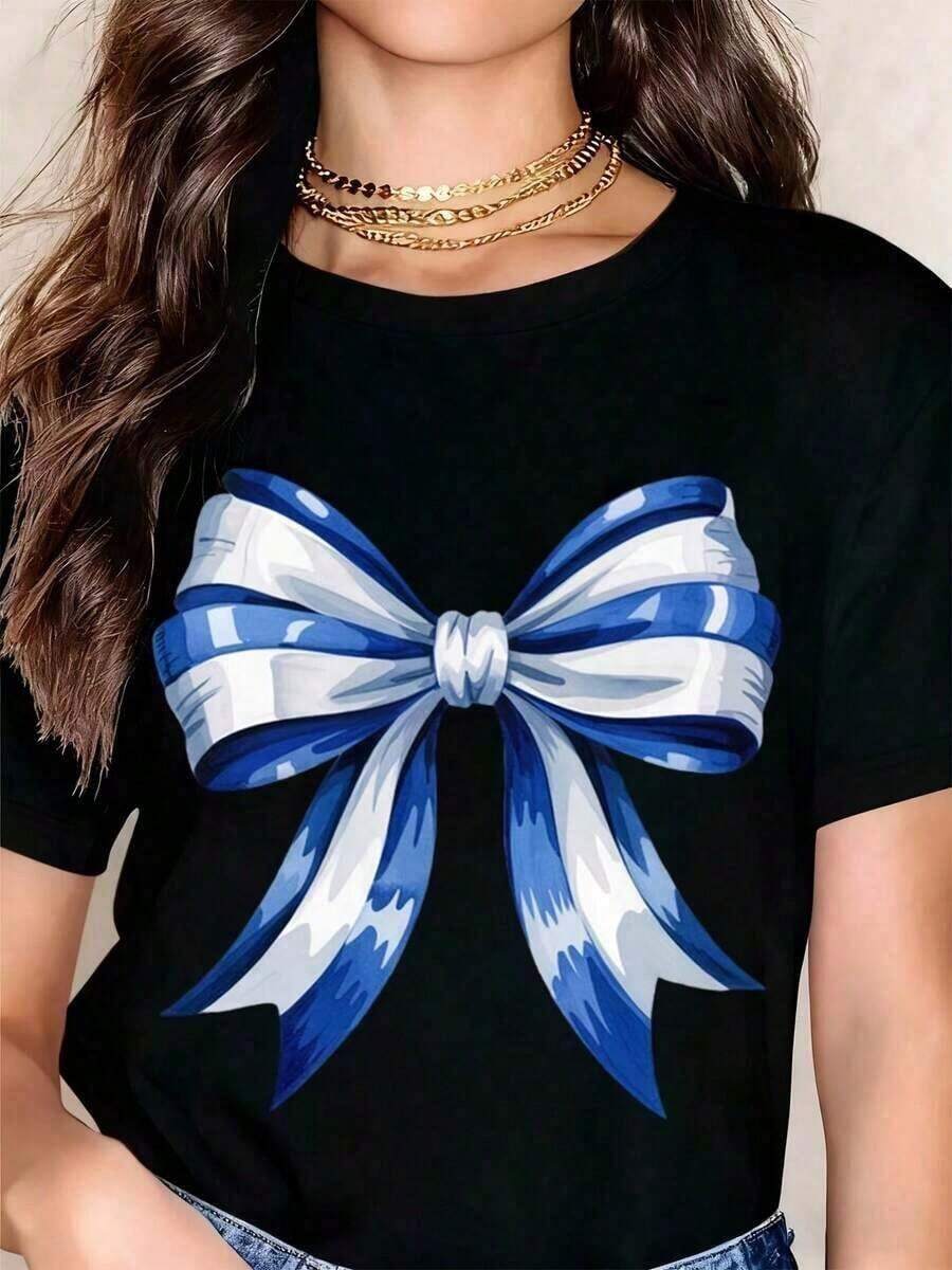 blusas para mujerCamisetas para parejas Camiseta negra de mujer con estampado de lazo azul y blanco, top casual de manga corta, camiseta gráfica de moda| Diseño exquisito| Suelto y cómodo| Fácil de combinar| - Negro - Ver 1