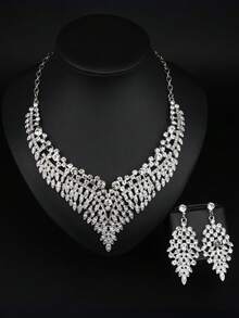 1 Bộ dây chuyền và bông tai hình lá pha lê kiểu Âu Mỹ, thích hợp cho phụ nữ dự tiệc, cưới hỏi, hoặc các dịp lễ hội. - Bộ trang trí đính đá hình lá - Xem 2