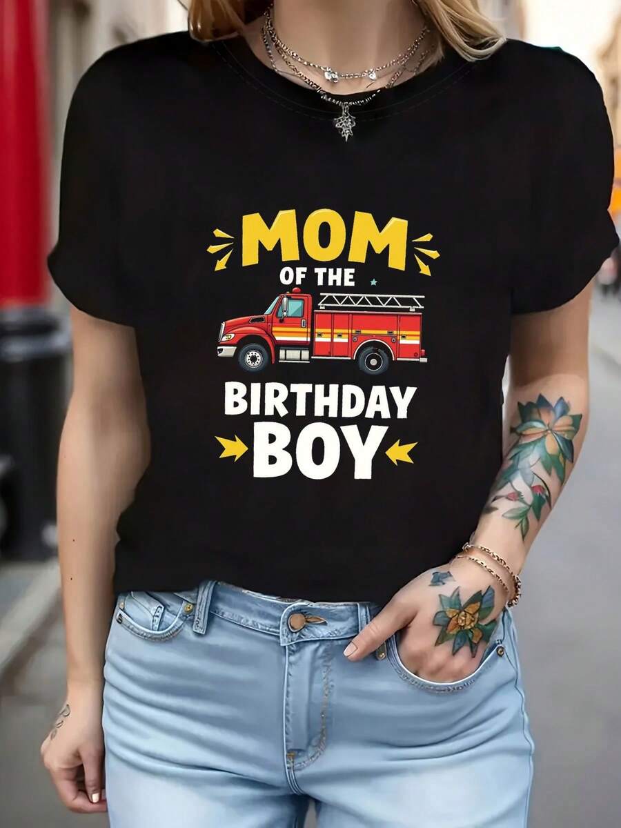 Women's T-Shirt With Fire Truck Graphic Print "MOM OF THE BIRTHDAY", Short Sleeve, Round Neck, Casual Style For Summer And Spring, Women's Clothing, Casual Printed T-Shirt, Short Sleeve And Round Neck, Local Urban Fashion For Spring/Summer. - 黑色 - 查看 1