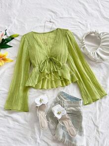 Blusa con escote en V, cintura ajustable con lazo, mangas acampanadas y fruncido en el dobladillo con detalle de volantes. - Verde - Ver 7