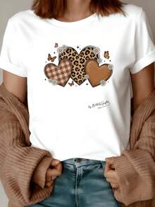Tres corazones entrelazados muestran amor naturaleza y libertad con estampado de leopardo cuadros y tonos cálidos acompañados de mariposas y flores que evocan ternura y energía positiva camiseta de mujer moderna y casual ideal para cualquier ocasión - Blanco - Ver 8